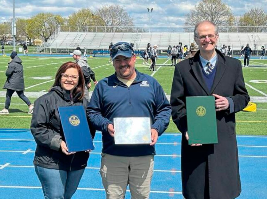 #AthleticTrainer honored for life-saving efforts. bit.ly/4a2L5fv #at4all #athletictraining