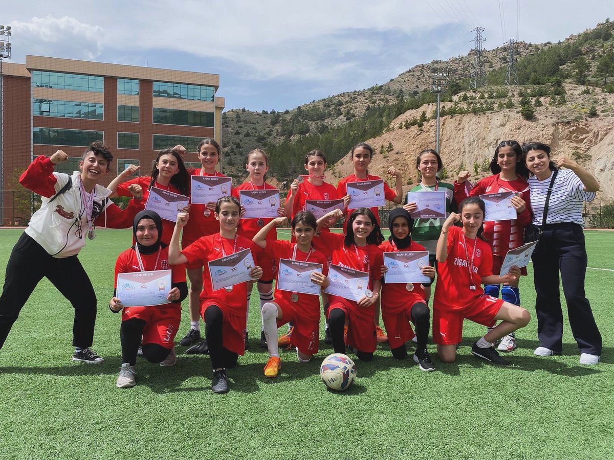 Tokat Halk Eğitimi Merkezi (@tokathalkegitim) on Twitter photo Küçük kızlar futbol Gümüşhane grubu birincisi ⚽️
Tebrikler Altın Kızlar
Tokat Halk Eğitim Merkezi
<a href="/numanhatipoglu/">Numan Hatipoğlu</a>
<a href="/HuseyinKir64/">Hüseyin Kır</a>
<a href="/Agurbuztokat/">Abdullah GÜRBÜZ</a>
<a href="/FatihPESMEN60/">Fatih PEŞMEN 🇹🇷</a> Küçük kızlar futbol Gümüşhane grubu birincisi ⚽️
Tebrikler Altın Kızlar
Tokat Halk Eğitim Merkezi
<a href="/numanhatipoglu/">Numan Hatipoğlu</a>
<a href="/HuseyinKir64/">Hüseyin Kır</a>
<a href="/Agurbuztokat/">Abdullah GÜRBÜZ</a>
<a href="/FatihPESMEN60/">Fatih PEŞMEN 🇹🇷</a>