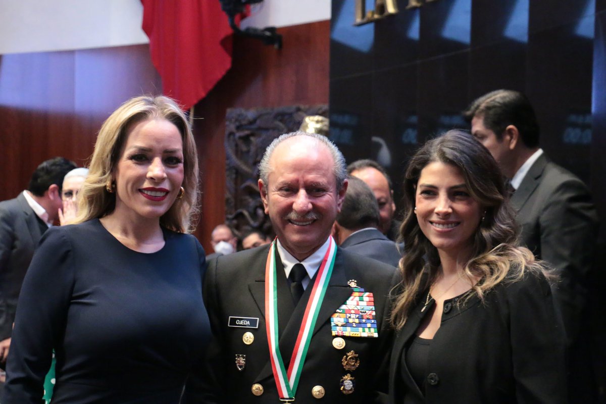Durante la sesión de clausura del @senadomexicano entregamos la Medalla de Honor ‘Armada de México’ al Almirante José Rafael Ojeda Durán, por su trayectoria y labor al frente de la Secretaría de Marina-Armada de México. ¡Felicidades!