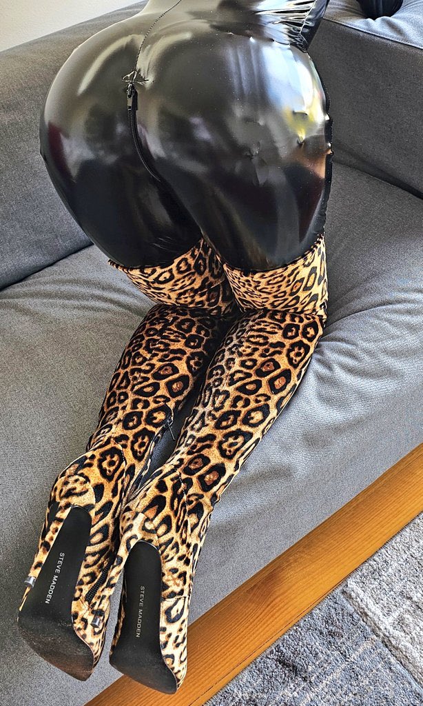 BootSlave3000's tweet image. It’s nearly May! Time to look back over the month of April for D @Str8_Seams 

We had so many wonderful pictures this month again!

Let’s start with the return of Mistress Kitty! 🐈