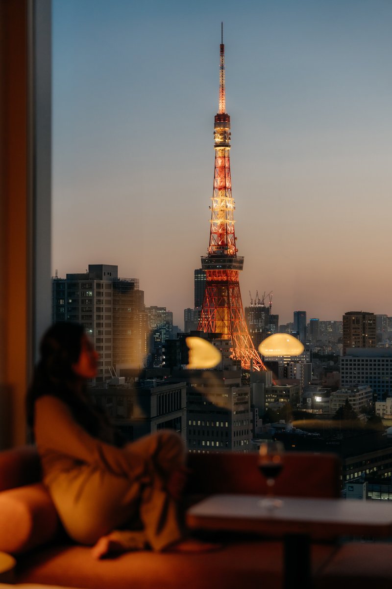 Creating a cosmopolitan getaway in the heart of Tokyo, #hotel #toranomonhills provides a sanctuary of relaxation and comfort in the midst of a dynamic global business hub.