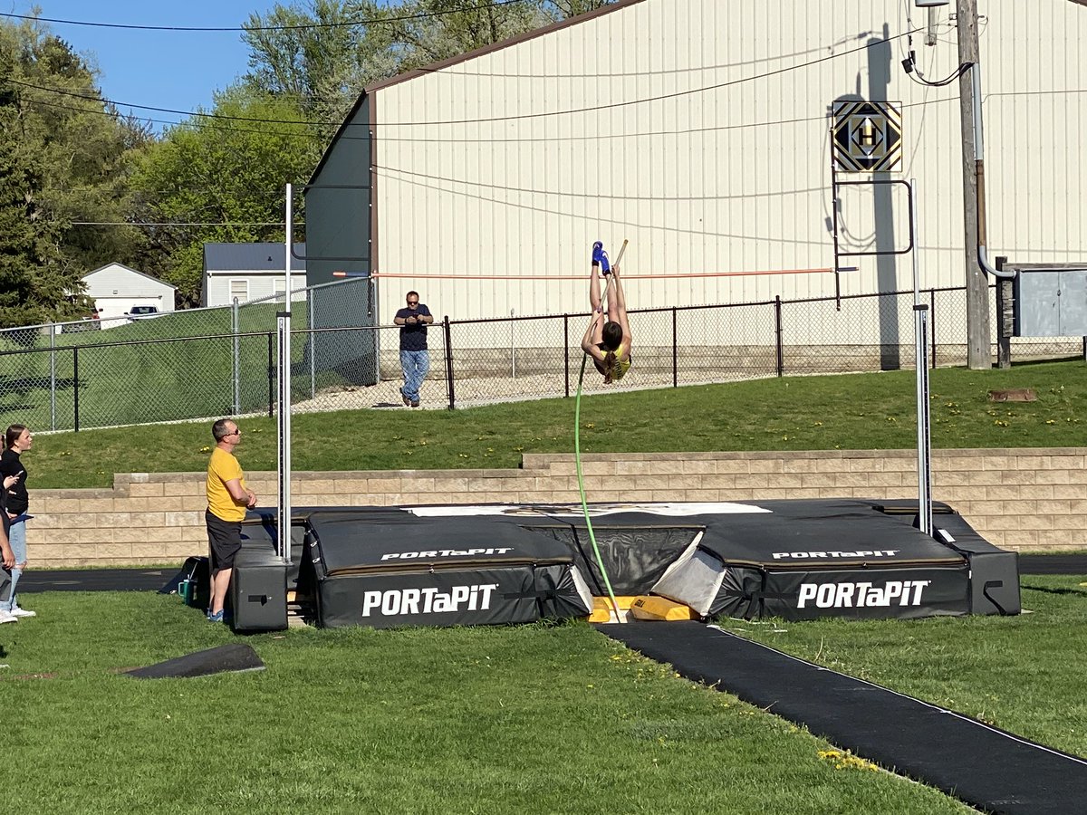 That’s 9’8” for Grace. #SchoolRecord #KRCPoleVaultChampion