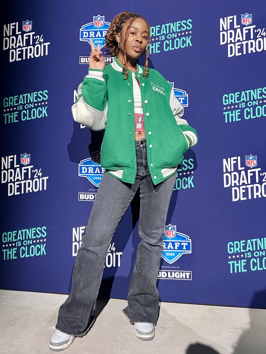 Thank you all for supporting and amplifying my NFL Draft coverage on here, YouTube, and Tik Tok! 

Covering the #Eagles is one of my favorite things to do and you all make it even more rewarding 🥺💚🫶🏽