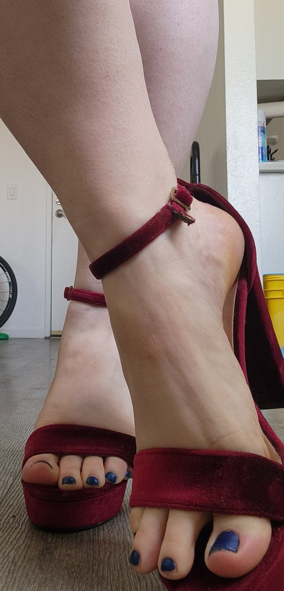 Who doesn't love a red, velvety high pump?
#foot #feet #archedfeet #arches #highheels #paintedtoes #toes