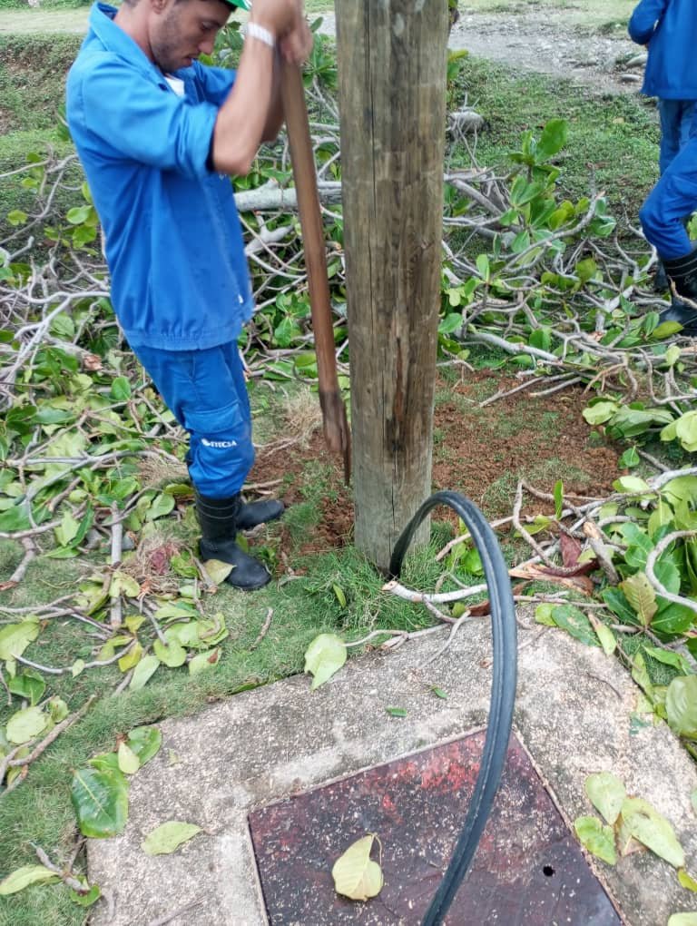 Se trabaja en la recuperación de red de cables y poste afectado por intensas lluvias en #Baracoa por parte de trabajadores de #ETECSA.
#PorCubaJuntoCreamos