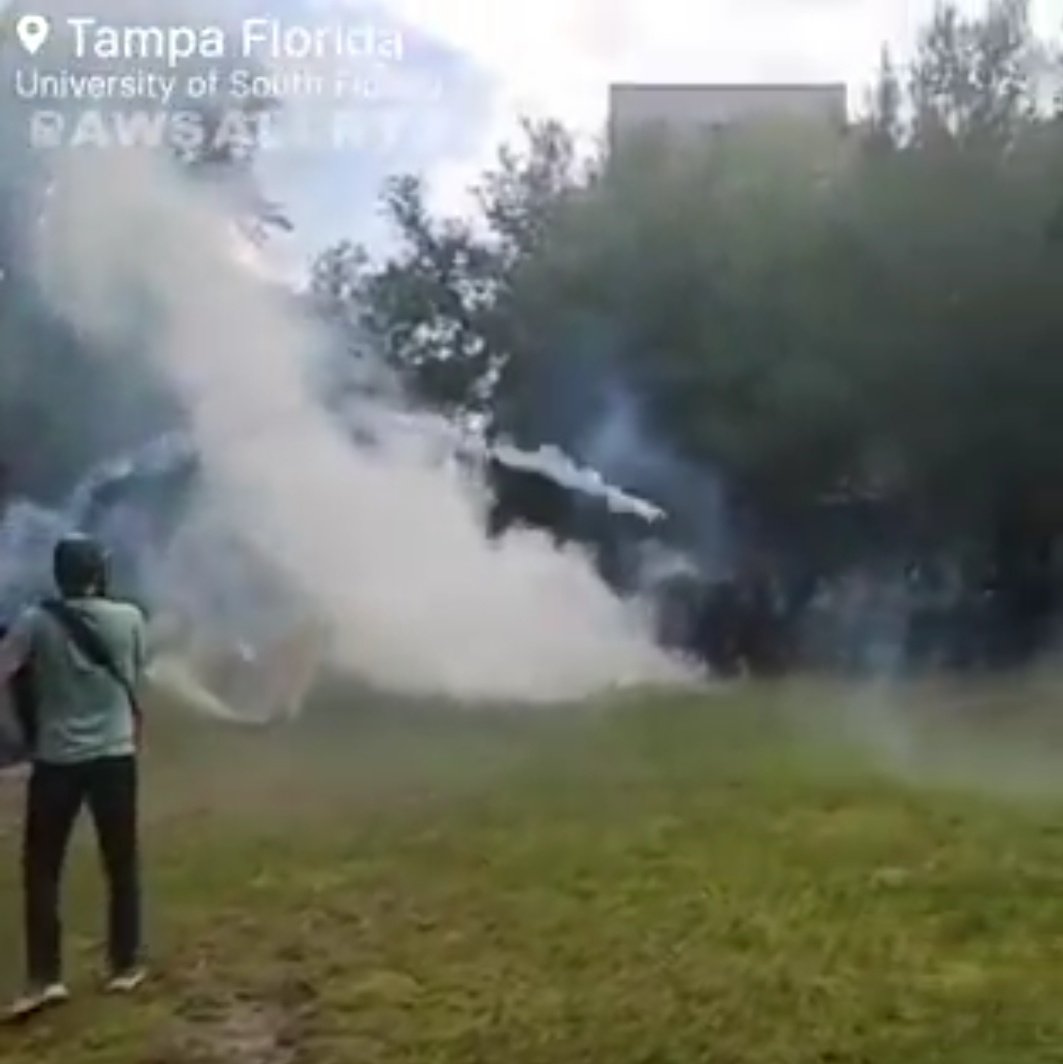💥 تقوم قوات مكافحة الشغب بإطلاق الغاز المسيل للدموع والرصاص المطاطي على المتظاهرين الطلبة في جامعة جنوب #فلوريدا