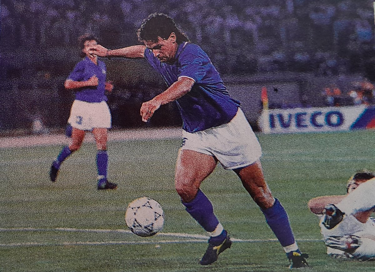 Robertino Baggio en acción frente a Checoslovaquia. Triunfo tano 2 a 0 en 1ra fase, consolidando la clasificación a 8vos de final. Italia 1990 #baggio #calcio #italia #italia90 #futbol #futbolretro #football #classicfootball #vintage