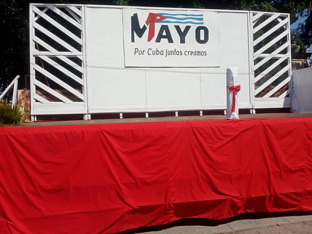 👉 Los trabajadores de la #EmpresaAdecor  inmersos en la tarea del montaje de la tribuna para la gran fiesta del proletariado.  Todo listo!  #PorCubaJuntosCreamos 
#MatancerosEnVictoria 
#ColonEnVictoria