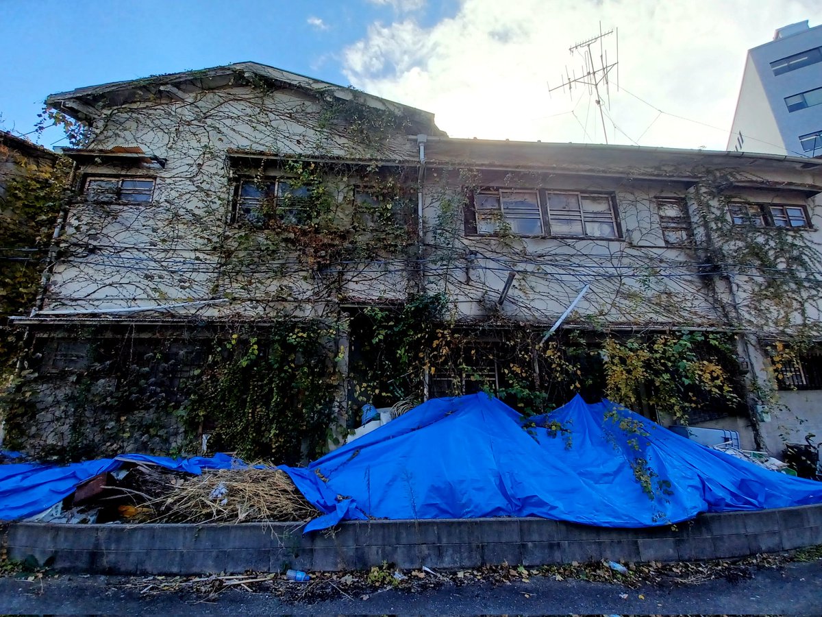 「入居者募集中」の看板すら放置された廃墟住宅。 （兵庫県尼崎市）