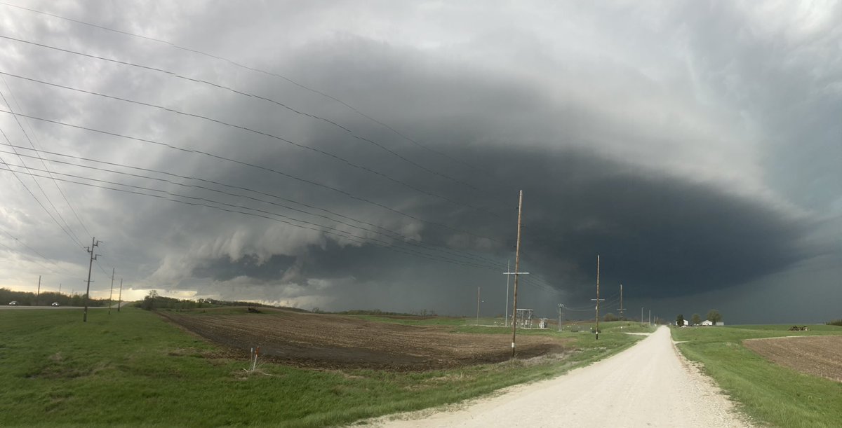 Massive mothership east of Creston! 2” hail likely in the core! #iawx