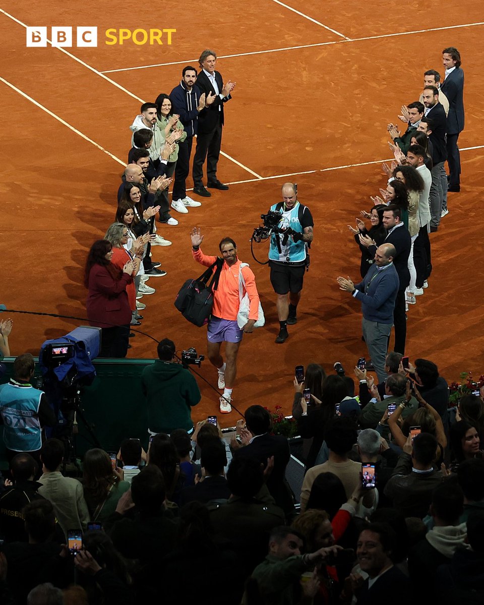 Rafa Nadal is given a guard of honour as he bids farewell to the Madrid Open for perhaps the final time. He won the men's singles title five times but was beaten this evening by Jiri Lehecka in the round of 16. 

What a legend. ❤️

#BBCTennis