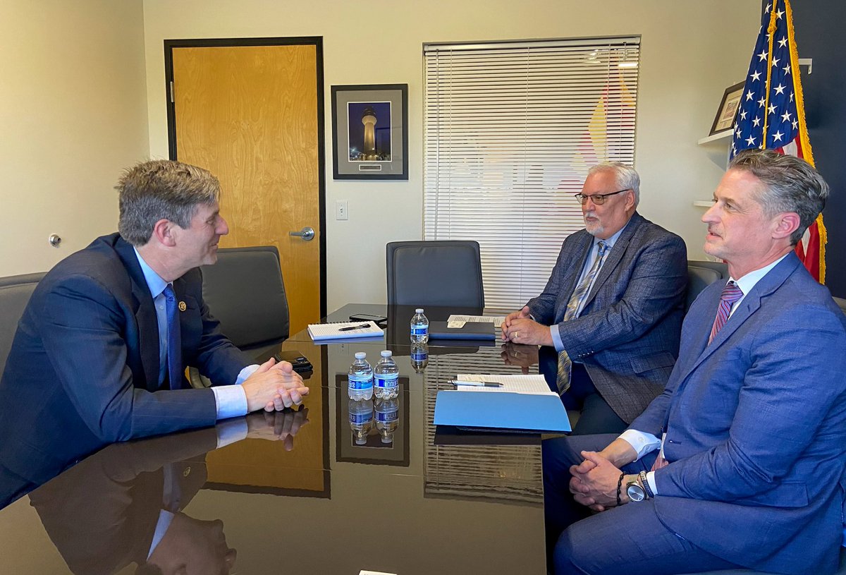 It was a pleasure meeting with @PeoriaAZ Vice Mayor Jon Edwards last week. 
 
I'm committed to working with local leaders to support the West Valley's economic growth—like investing in water & aviation infrastructure and boosting the region's semiconductor ecosystem.