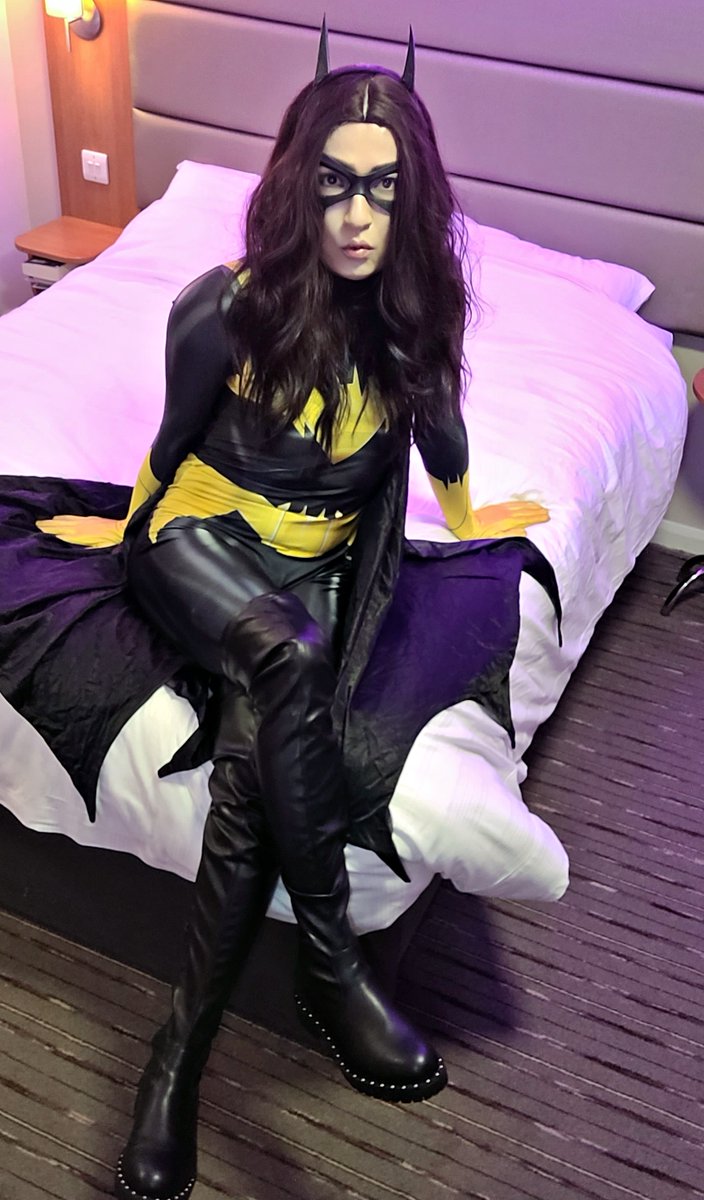 I wish I could stay in bed all day. Unfortunately, this Batgirl has responsibilities.
#ozbattlechick #ozbattlechickcosplay #batgirl #batgirlcosplay #barbaragordon #GothamKnights #DC #dccomics #dccosplay #cosplay