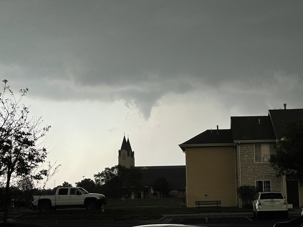 539 pm - Brief funnel looking cloud formed on storm moving toward Valley Center. Since dissipated. View from NW #Wichita. #kswx @NWSWichita