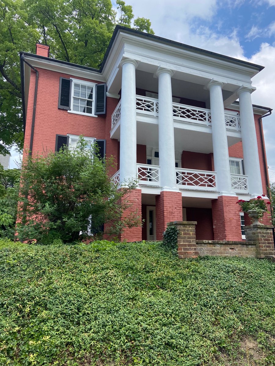 The side of the Woodrow Wilson birthplace overlooking Staunton! 🏠🦅🇺🇸🏛️

Check out “Woodrow Wilson and Staunton” for more! visitingthepresidents.com/2021/07/27/epi…

#WoodrowWilson #Staunton #birthplace #president