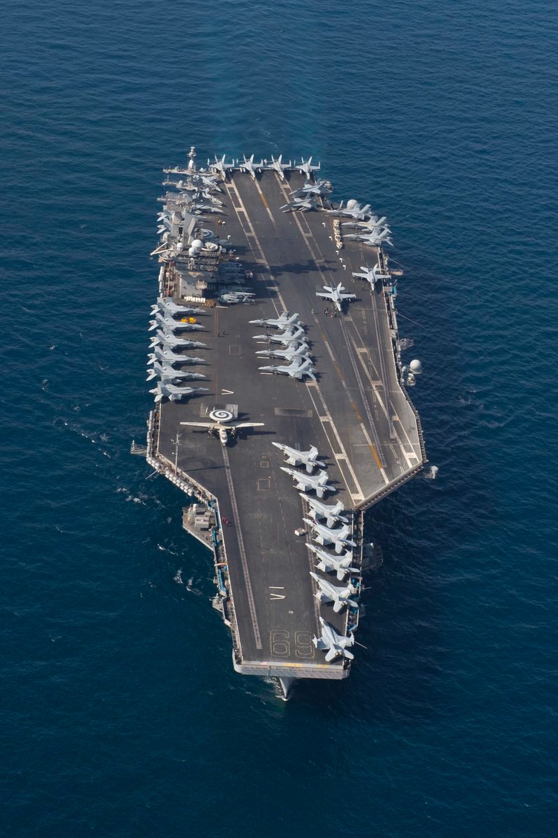 Roberto_yeager's tweet photo. Siento repetirme, las comparaciones son odiosas, pero... variedad y color frente a estandarización y gris
A la izquerda el #CVA43 #USSCoralSea en 1963, a la derecha el #CVN69 #USSDwightDEisenhower entrando en el Mediterráneo hace unos días
https://t.co/OPXjZoPoFG https://t.co/6hFLQusv6j