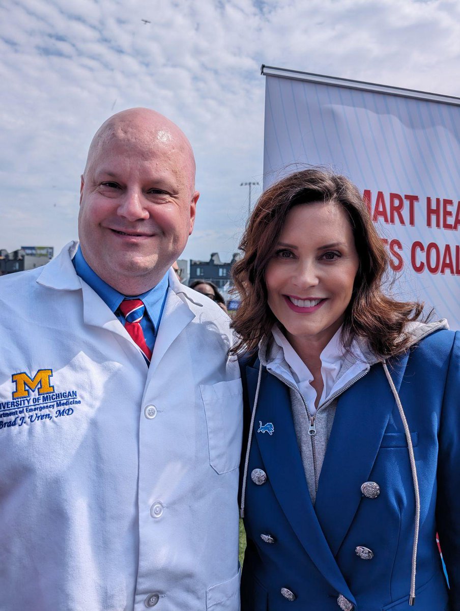 🏈 U-M representation at the @NFL Draft! This weekend, @braduren stood with @GovWhitmer as she signed legislation requiring school coaches to be trained in CPR and AED use. michigan.gov/whitmer/news/p…