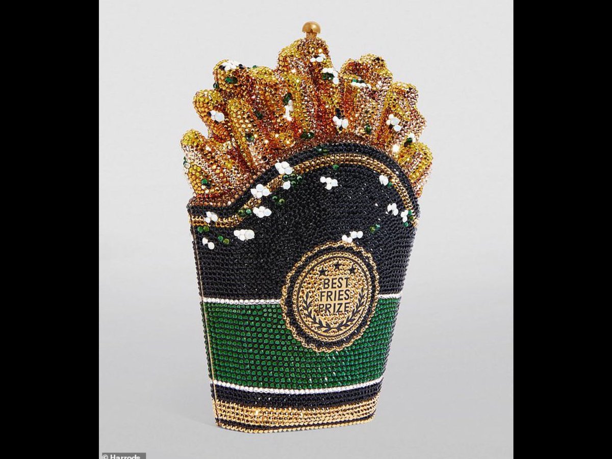 Harrods selling a chips bag for an eye-watering amount. 

The green & black bag measures 7”H x 5”W but comes with a price tag of £5,775. 

The Judith Leiber brass bag has a gold chain strap & topped with shimmering crystals but they’re ‘hot n salty’. 😂🤦‍♂️