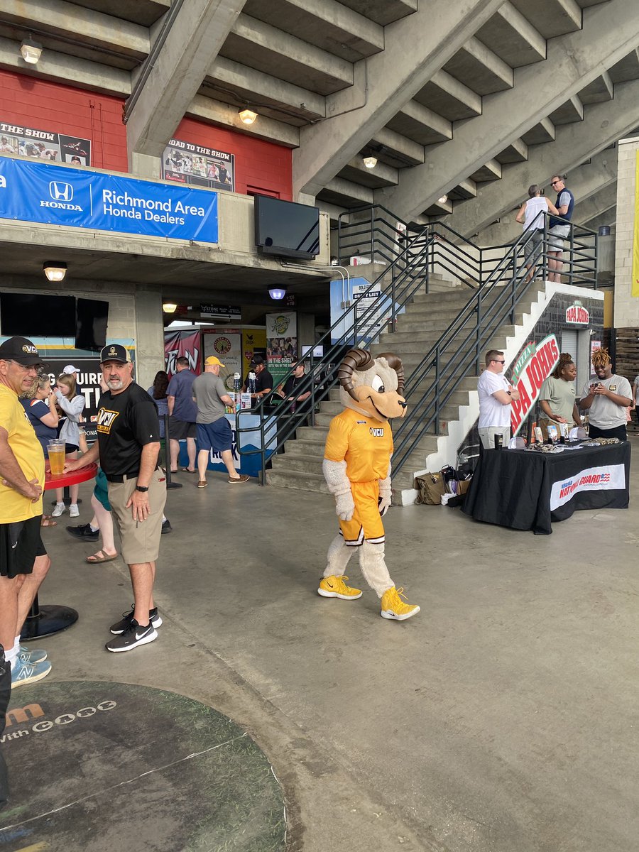 Happy Tuesday from a buzzing Diamond, RVA, where @VCUBaseball (27-16) is hosting No. 11 @UVABaseball (33-12) in a fun intrastate matchup 🟡⚫️⚾️🔵🟠🐏⚔️📰👇 @RTDSports @RTDNEWS @GregMadia