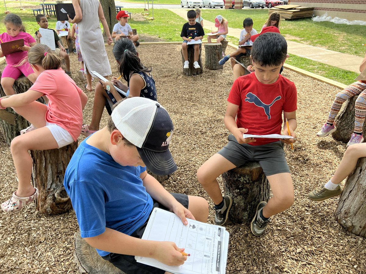 🌞☀️First graders in Ms. Wheeler's class are budding scientists! They discovered that materials left in the sun get toasty warm compared to those chilling in the shade! 🔍🔬 #ScienceRocks #HandsOnLearning #FCPSScience @FCPSScience @PrincipalWolfe @fcpsnews