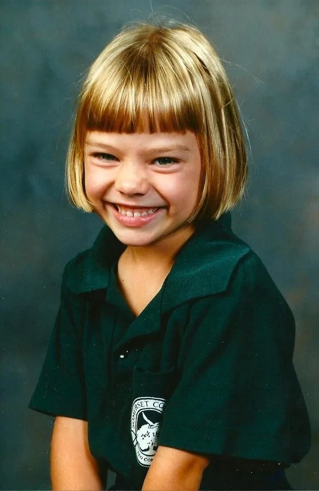 MEWING is a technique invented by the British Orthodontist JOHN MEW

He noticed that Children who never needed braces Had a certain tongue posture.

He noticed the Children with this tongue posture were BEAUTIFUL.

Their Tongue was on their Upper palate at all times.