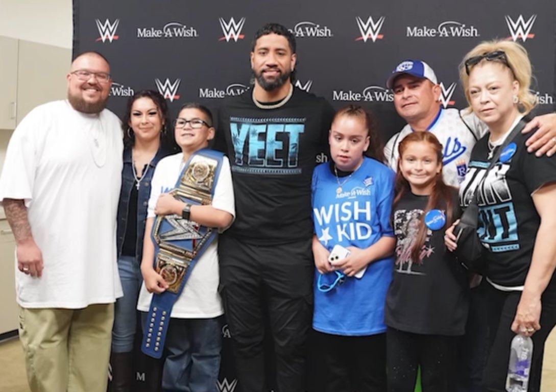 Jey with some adorable fans at @MakeAWish in Kansas last night. 💙