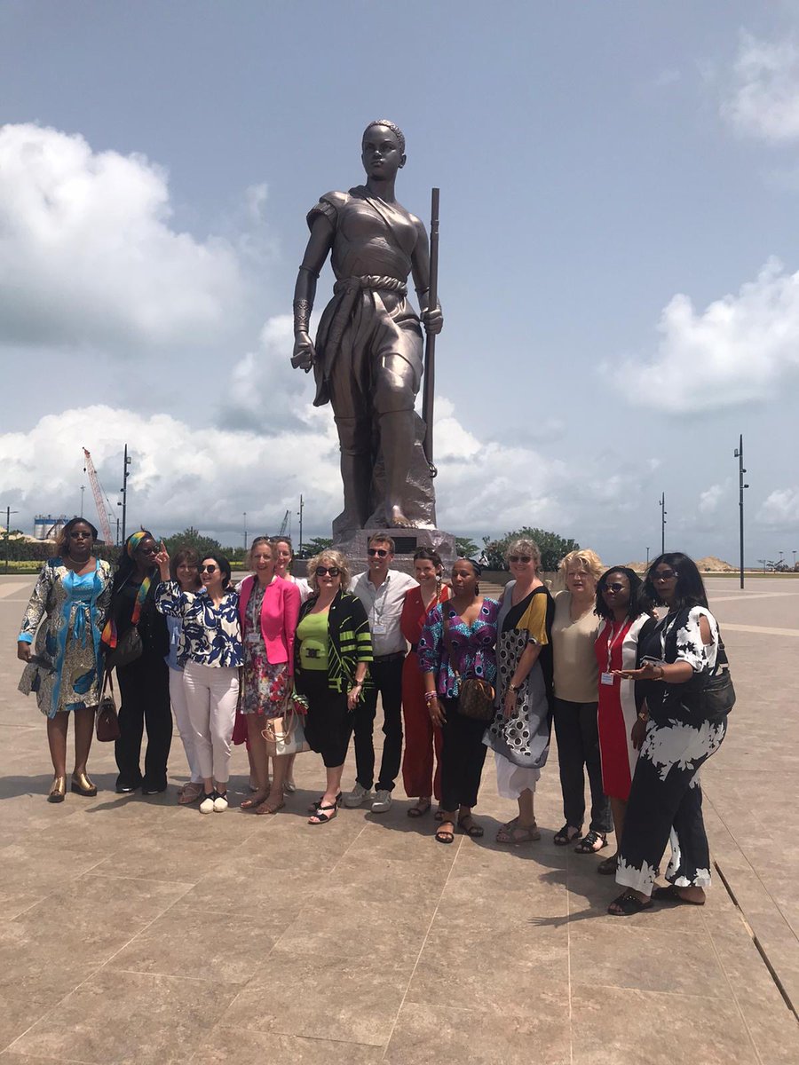[Cotonou, Bénin] La délégation du réseau des femmes s'est arrêtée pour admirer et honorer la statue de l'Amazone à Cotonou. Inaugurée en juillet 2022, cette imposante statue, érigée en hommage aux Amazones du Dahomey, symbolise la force et le courage des femmes.