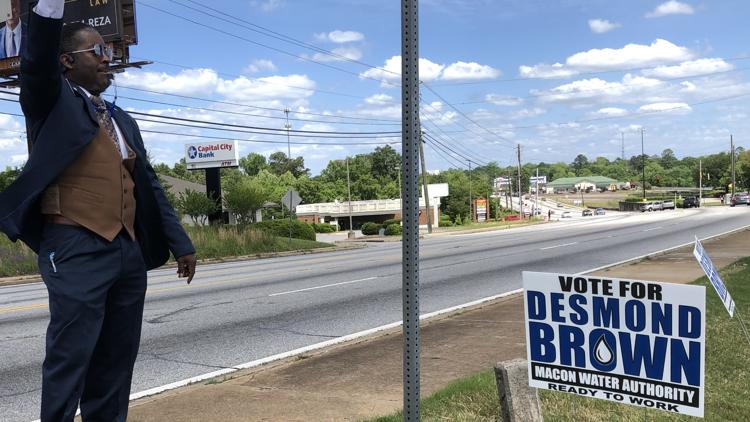 #centralgeorgia #macon #warnerrobins #middlegeorgia  Candidate cries ‘blatant abuse of power’ after campaign signs removed from Macon Mall zanmanmedia.com/index.php/2024…