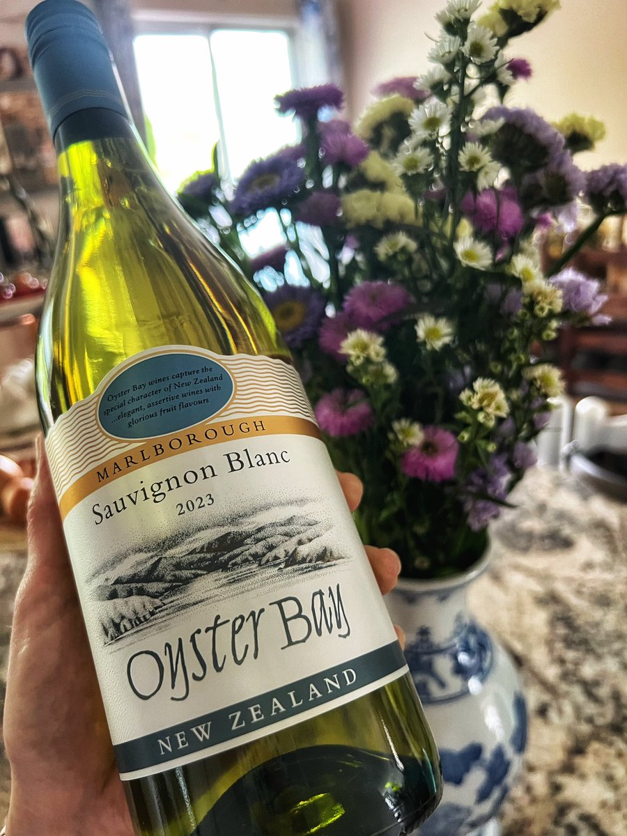 Episode 13 of Rhythm & Wine Radio 📻kicks off tonight at 8 PM EST with @ColoradoFonDew & me! Here’s a peek at what we’re sipping tonight 👀 Oyster Bay Sauvignon Blanc from Marlborough, NZ 🥂 Grab your fave glass of vino and join us 🌟 space link below ⬇️ #TipsyTuesday