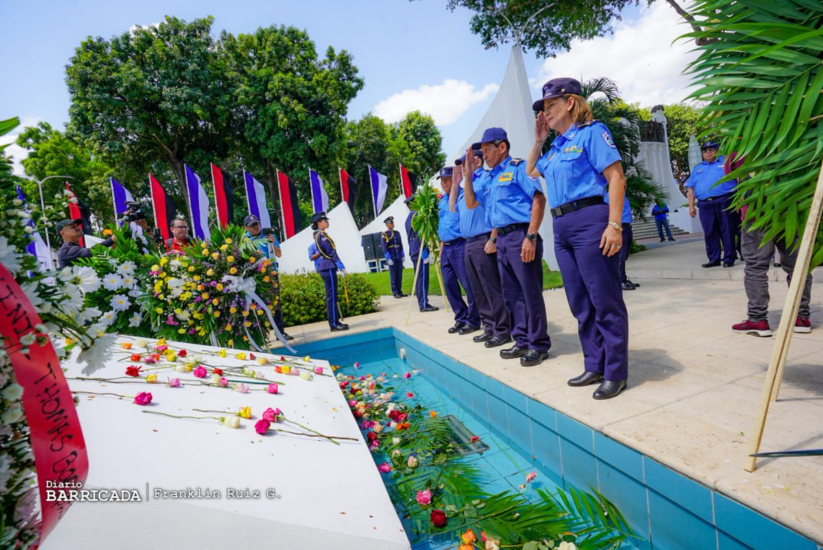 Nuestra Gloriosa @vppolicial hace acto de presencia y colocacion de ofrenda floral en el Mausoleo del Comandante Tomas Borge en conmemoración a 12 años de su paso a la inmortalidad. #SomosPLOMO19 #SoberaníayDignidadNacional