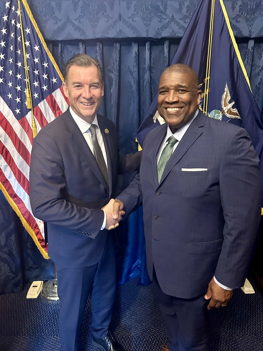 I had a good time catching up with my friend @curtmenefee, who is not only the host of @nflonfox, but also a co-host of Good Day NY. Thanks for stopping by…I’m looking forward to seeing you on set at #GDNY soon.