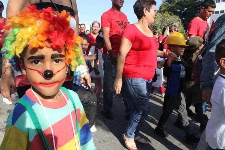 Los niños 👫 espirituanos, junto a sus maestros y trabajadores del sector educacional, desfilaron por la Avenida de los Mártires, homenajeando a los trabajadores en su día.
#PorCubaJuntoCreamos 
#1roDeMayo
#SanctiSpíritusEnMarcha