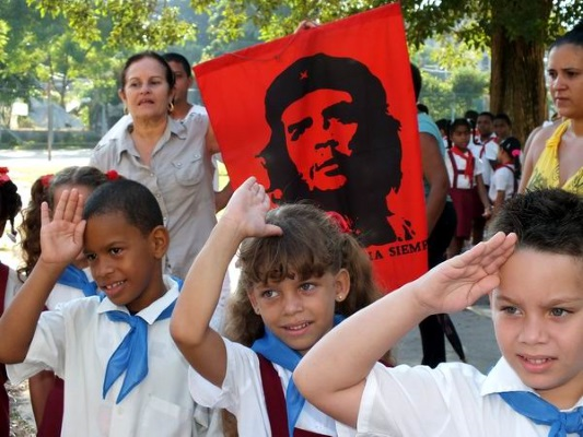 #EstampasDeMiCuba - A estas alturas, después de tantas décadas de mentiras, todavía hay padres que someten a sus hijos a esta bazofia comunista. Obligados desde pequeños a venerar a un asesino y a gritar consignas con su nombre. Desde pequeño, recuerdo que el discurso castrista,…