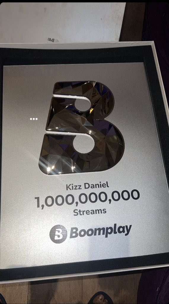 Kizz Daniel has received 3 plaques so far this year 👑🐐

• Uk afrobeats chart No 1

• BBC RADIO No 1

• 1 billion total streams on Boomplay