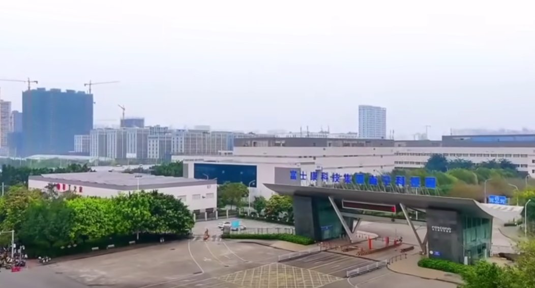 The once bustling Foxconn Industrial Park in Nanning, China, is now silent and desolate. It used to employ 50000 workers and consumed 60 tons of rice, 280 pigs, 1.2 million eggs, and 80000 chickens daily. However, since the business shifted overseas, it has become almost deserted