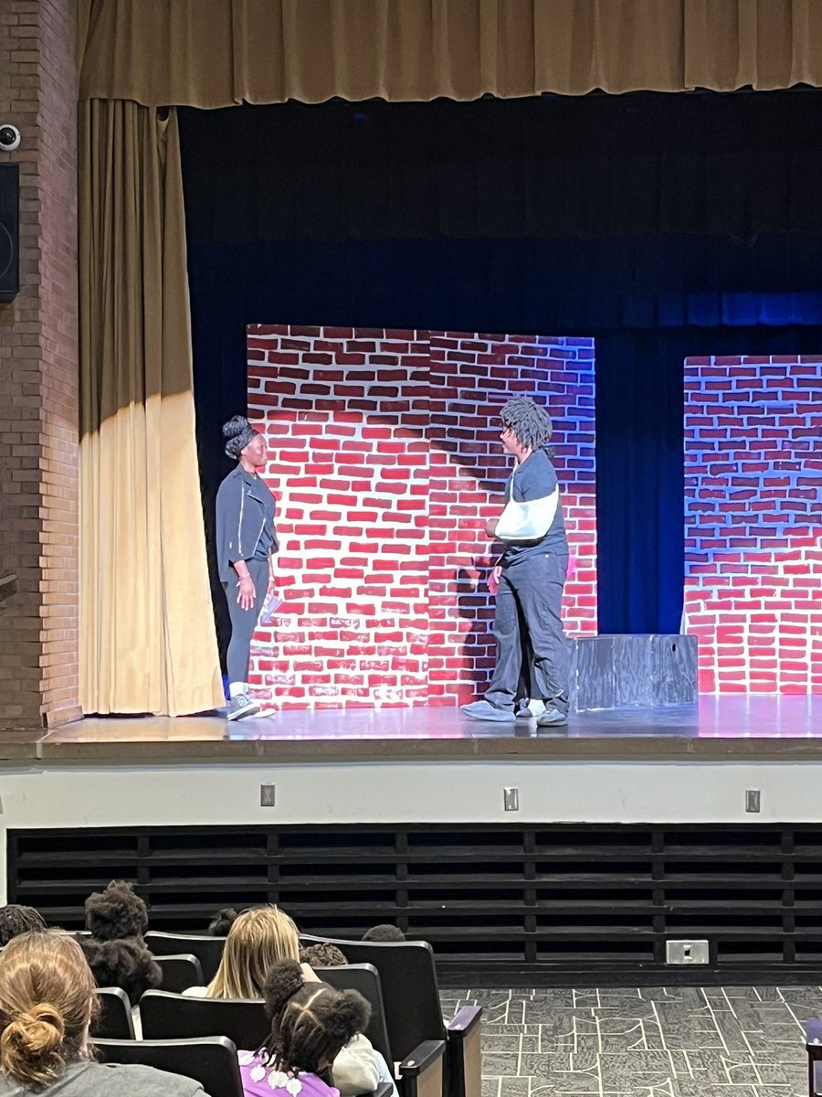 Fairy tales will never be the same after the Monarchs' field trip to Central High School! 😂 They watched Law & Order: Fairy Tale Unit and had a magical time with the drama department's performance! 🎭🧚‍♂️🧚‍♀️ @LouisvilleCHS
