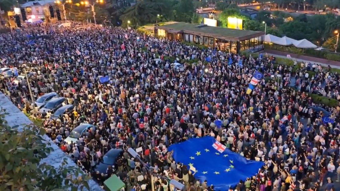 2013 Kiev özgürlük meydanı / 2024 Tiflis özgürlük meydanı

Olayların başladığı konum, istekler ve açılan bayraklar bile aynı. Tarih tekerrür ediyor…