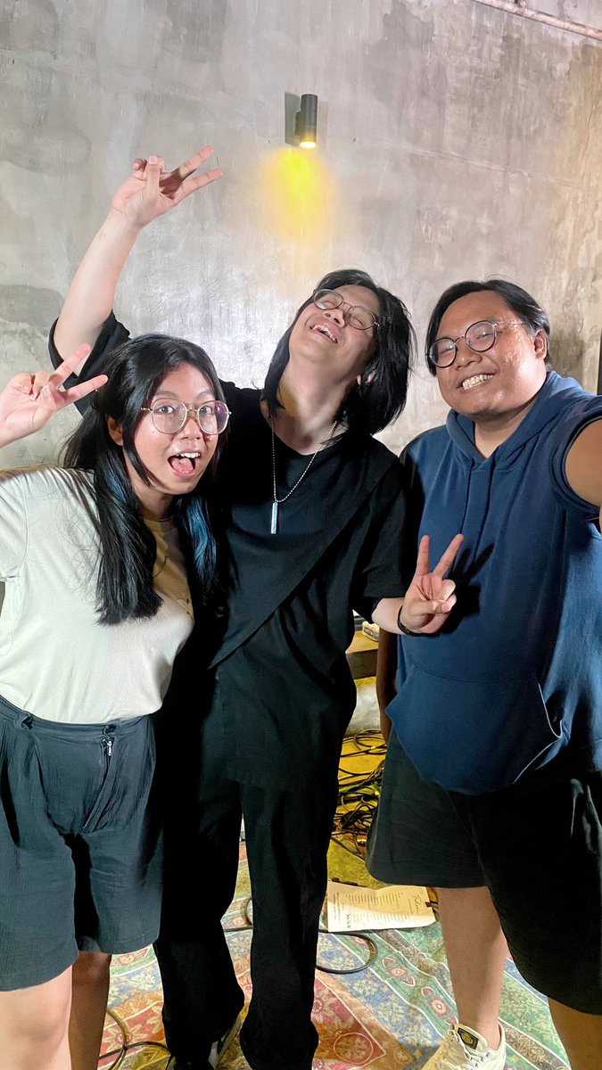 Selesai gigs kita samperin dan ternyata masnya jg ramah dan humble banget. Damn, awakmu wis jelas bakal melejit dalam waktu dekat mas. Dunia rugi nek belom mendengar karyamu. 

Gaspol to the moon!  <a href="/Irfanfahem/">mandisenenkamis</a> 👊