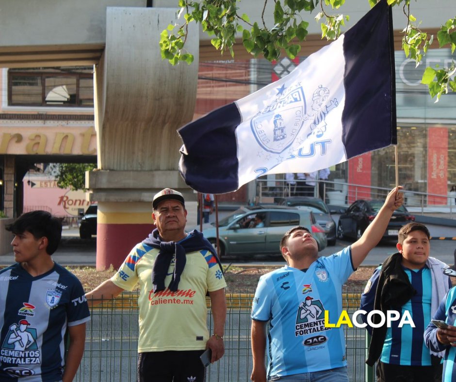 Los aficionados de los Tuzos esperan la llegada del equipo.⚪️🔵

📷 Marco Patiño