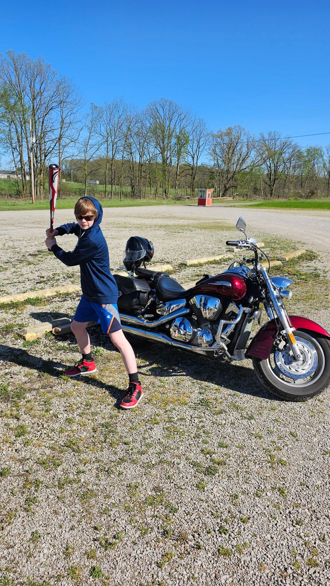 When you're heading to your oldest sons baseball game on the bike and wife / kids are there already ......

And 2nd son wants his new bat that got delivered today ... you take it to the game. 

He wanted it for practice later.

#baseball #motorcycle #baseballbat #sons #family