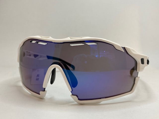 eaudevieYS's tweet image. ルディプロジェクト　パープル調光

世界的に見てもこれだけ調光サングラスのバラエティを持っているサングラスメーカーは無い

こういうパープル調光を持っているのもルディのみ

白を強調するのでゴルフなどにもいいです

#ルディプロジェクト
#rudyproject
#調光サングラス