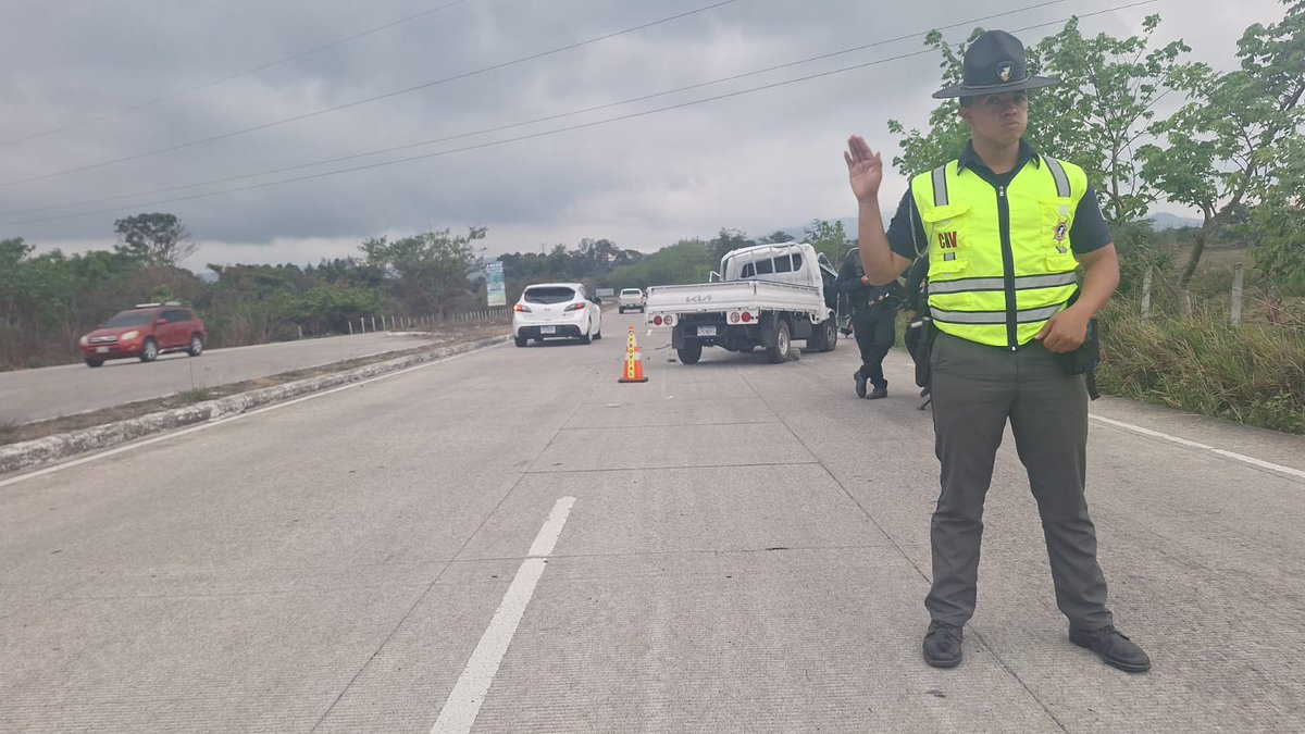 Actualización: Brigadas de @ProvialOficial del MICIVI continúan en el km 47 de la ruta a El Salvador [CA-1 Oriente], jurisdicción de El Cerinal, Santa Rosa. Se habilita carril izquierdo con dirección oriente debido a choque de camión contra señal de tránsito. ¡Precaución!