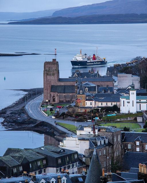 Arriving at picturesque #Oban.
📷 IG/allanmac_ via #VisitScotland
#Scotland #ScottishBanner #Alba #TheBanner #LoveScotland #BestWeeCountry #ScotSpirit #MagnificentScotland #ScotlandIsCalling #CalMac #LoveOban #Ferry