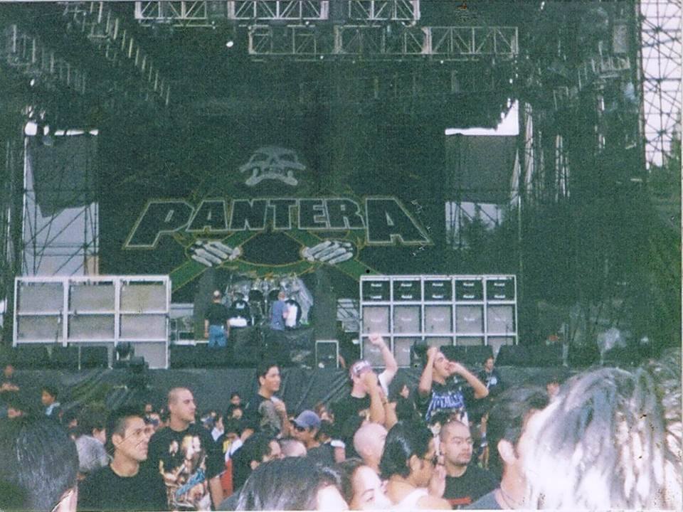 ivannieblas's tweet photo. Ya pasaron 25 AÑOS de este histórico concierto. La única vez que vino MONSTER MAGNET, la última vez que hubo sillas en un concierto de música pesada. Y PHIL ANSELMO cantó Creeping Death con METALLICA. Fuiste!? Te cayeron las sillas? Te pegaron los de las gradas? https://t.co/76GvNShOSh