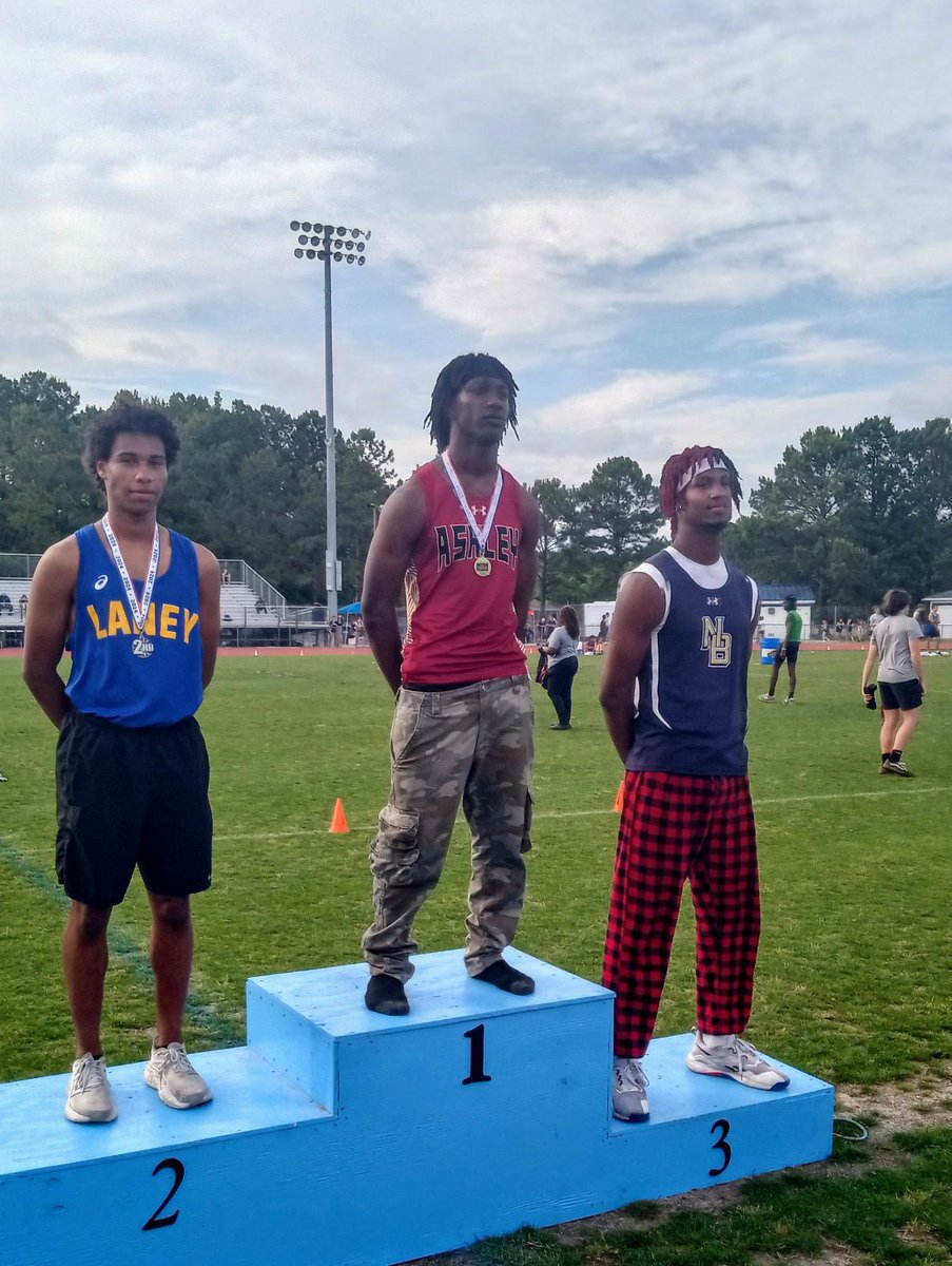 Ashley Football ‘25 RB Jaelan Brewington getting it done on the track today winning first in 300 hurdles at Conference !! Coaches check this kid out. Was 1st all-conference and led in regular season rushing yards as a Junior !! hudl.com/profile/179566…
