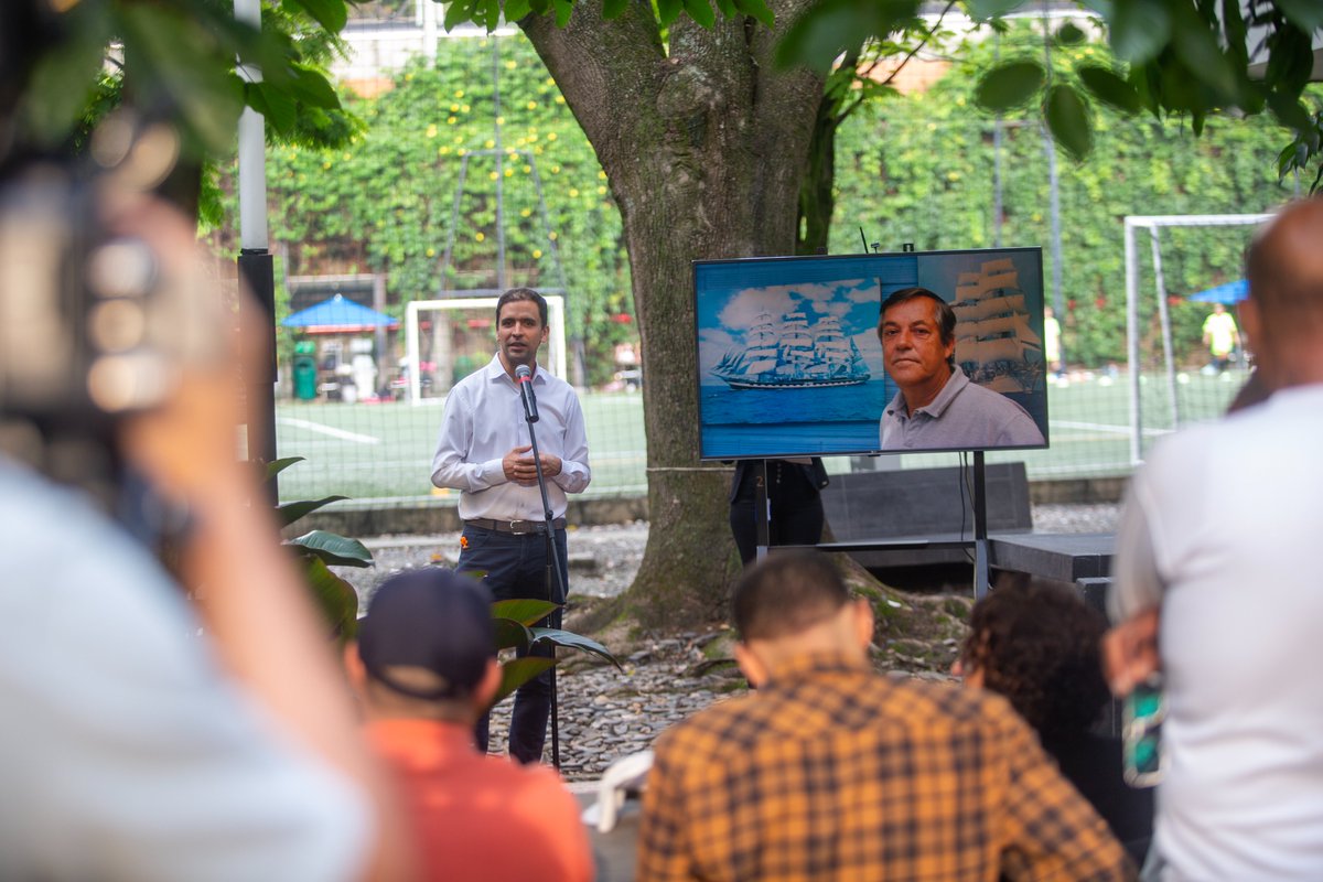📌“Las olas se forman por el viento, aunque su historia comienza en el Sol” 💬. Esa fue la respuesta con la que el profe Iván Darío comenzó a explicarles a los niños de la <a href="/UninosEAFIT/">Universidad de los niños EAFIT</a>  ¿Por qué hay olas en el mar? 🌊 Esta respuesta habla de un hombre que se fascinó con la