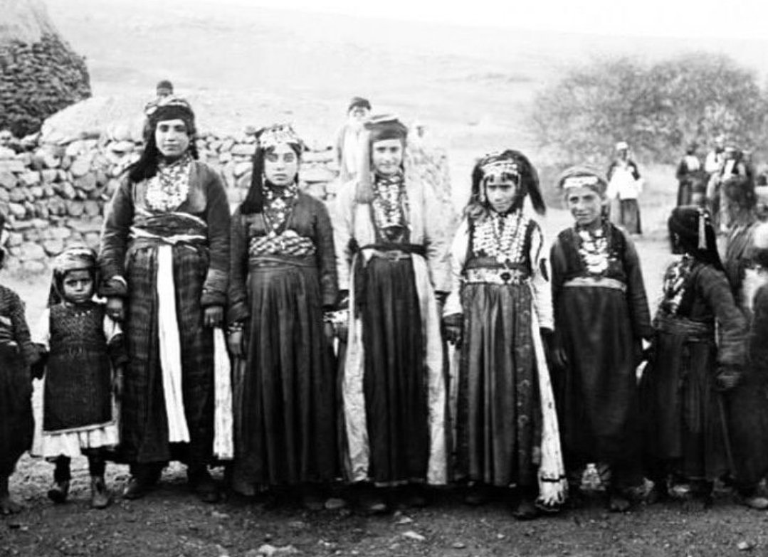 Kars Yezidi Kürtleri 1912

Günümüzde Karslı Yezidi aileler Gürcistan'da ve Ermenistan'da yaşamakta.
Toplam nüfus:93.000 

Kafkasyadaki Yezidi Kürtlerin kökeni ezici çoğunlukla Kars yöresinden göç etmiştir.