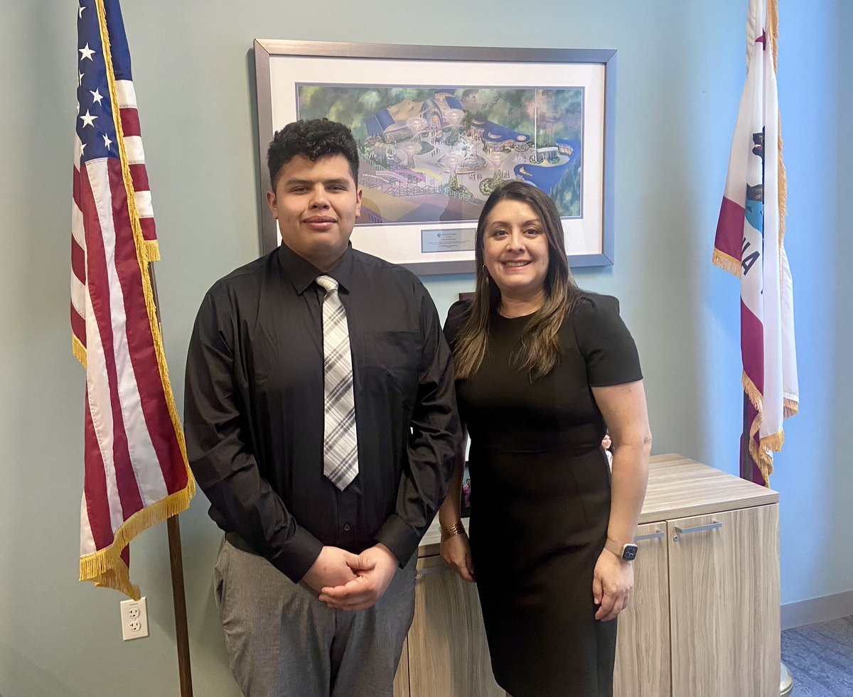 Meeting with constituents is one of the best parts of my job! Today, I had the pleasure of speaking with Yabeth Peres, whose parents own Todos Los Pastelitos in Pacoima. I stand with and support the small businesses community of #AD43. Thank you Yabeth, for stopping by my office!