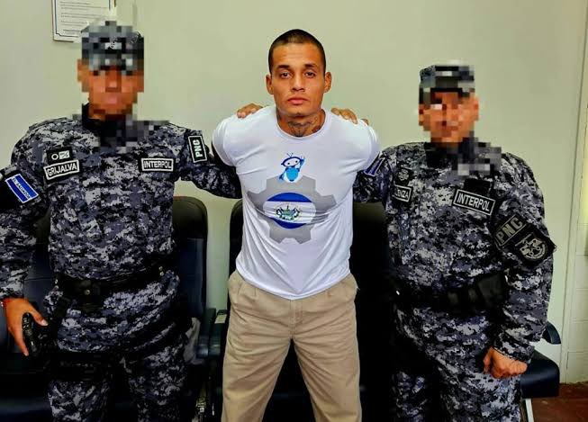 💥Luis Enrique Ramírez Mora💥

Seleccionado nacional de #Futbol en #Venezuela 

Vinculado a Proceso x #TRATA SEXUAL DE PERSONAS en #CDMX 

SU VÍCTIMA era obligada a prostituirse y ahora está el futbolista está #Prision 

Extraditado x El Salvador @PDI_FGJCDMX lo llevó al Rec Ote