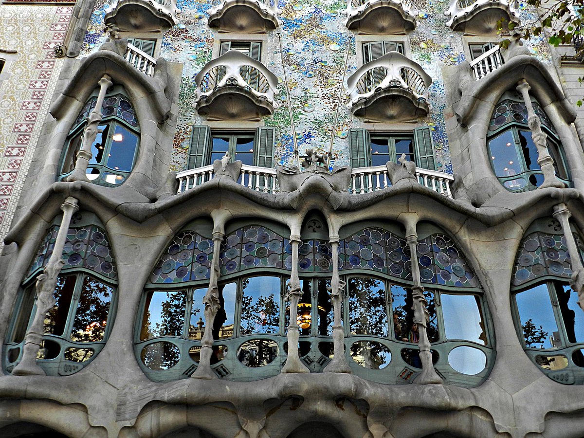 Katalan mimar Antoni Gaudi tarafından 1877 yılında tasarlan “Casa Batllo” apartmanının ön cephesi.
📍 Barselona, İspanya
